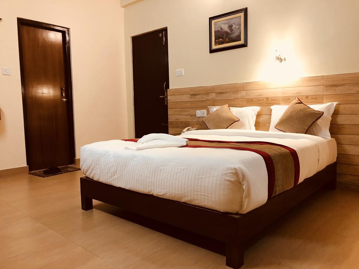 Hotel Guru Pokhara Bagian luar foto