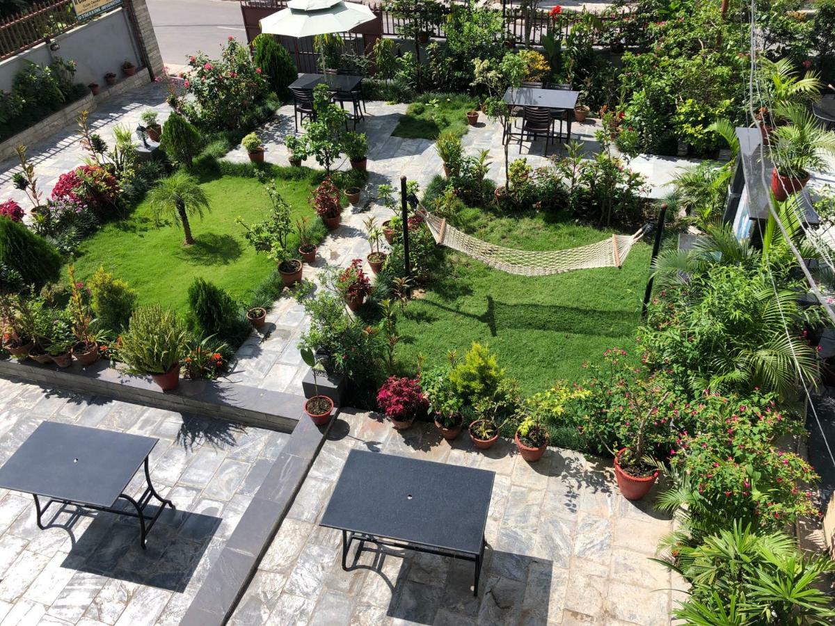 Hotel Guru Pokhara Bagian luar foto
